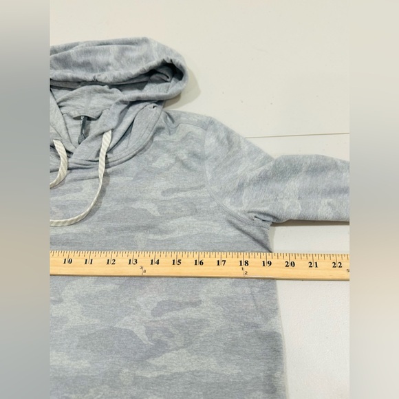 Vuori Hoodie Women Small Halo Essential VW226 Gray Camo Drawstring Top Soft Logo - Picture 6 of 9